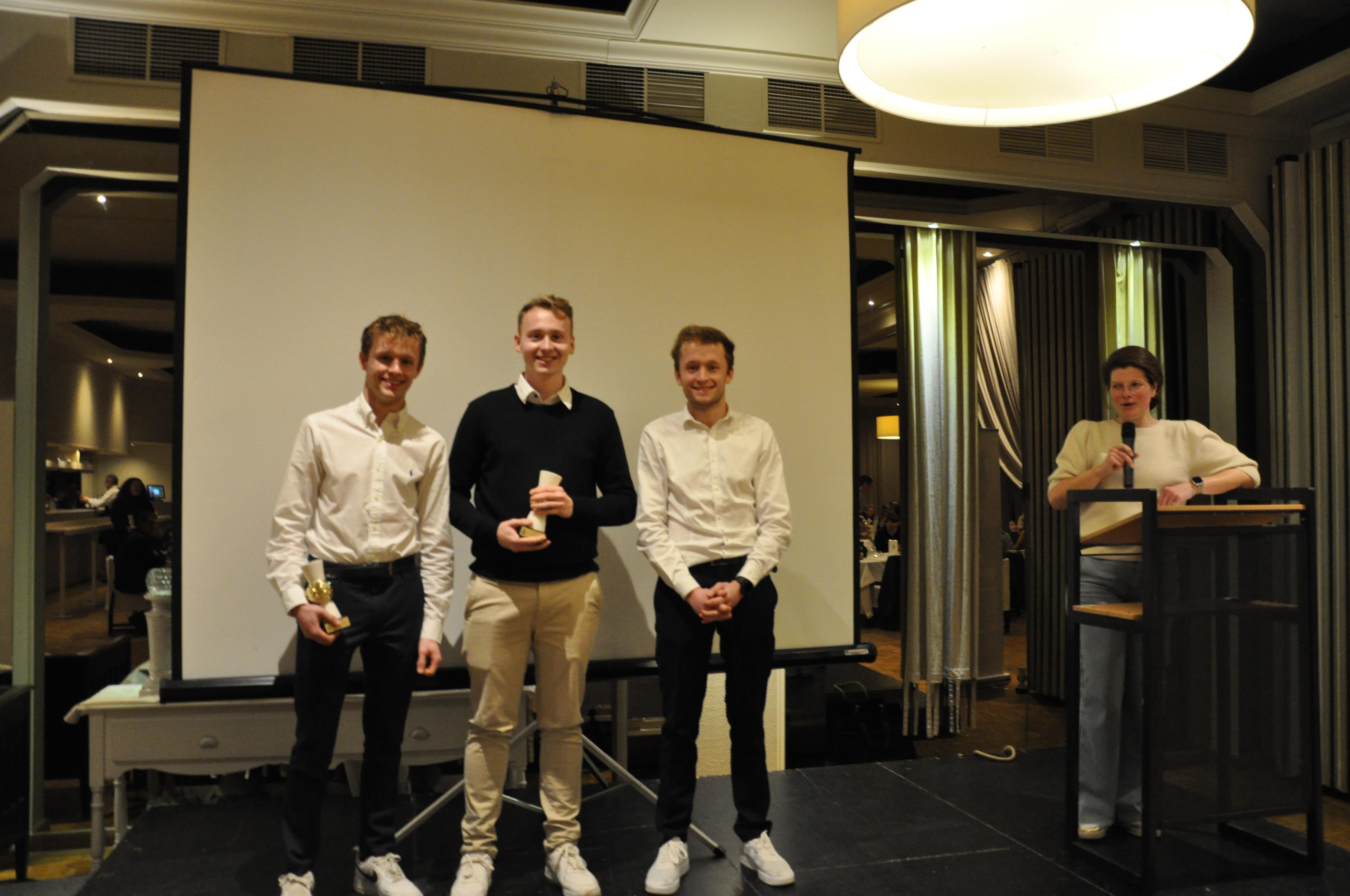 37-22-30-fond-asduif-jonge.jpg