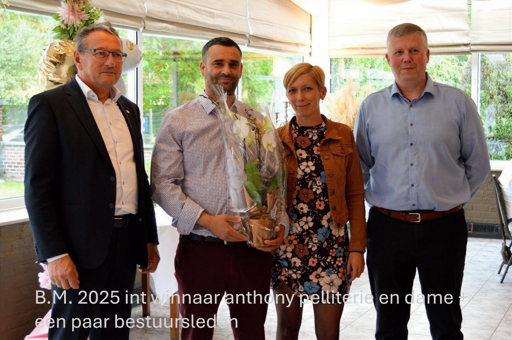 B.M. 2025 int winnaar anthony pelliterie en dame + een paar bestuursleden