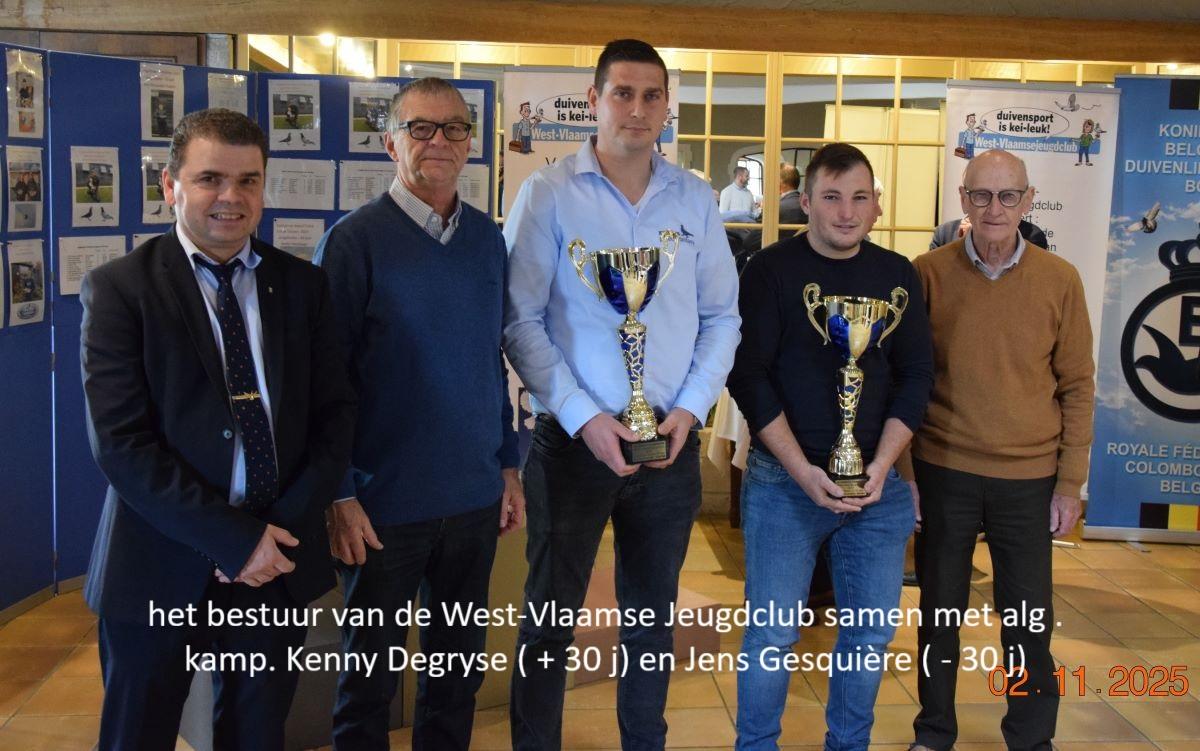 het bestuur van de West-Vlaamse Jeugdclub samen met alg . kamp. Kenny Degryse ( + 30 j) en Jens Gesquière ( - 30 j)
