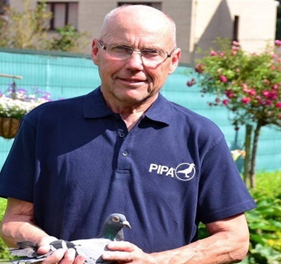 16- Demesmaecker Clement (	St Ulriks Kapelle	) schenkt een	koppel eieren op afspraak.