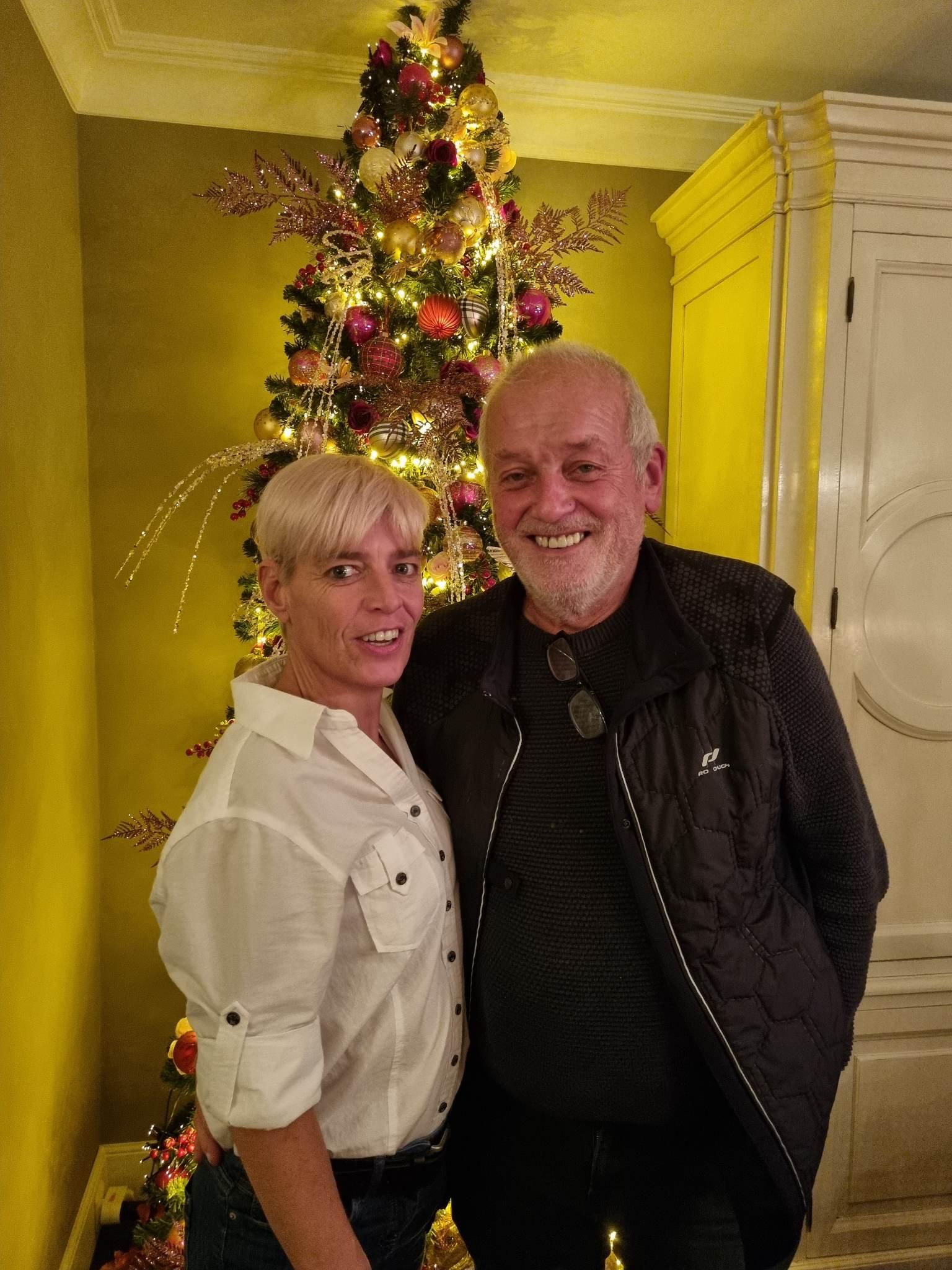 Coppens Freddy -Segers Petra (Okegem) schenken een	jonge duif 2026 op afspraak .