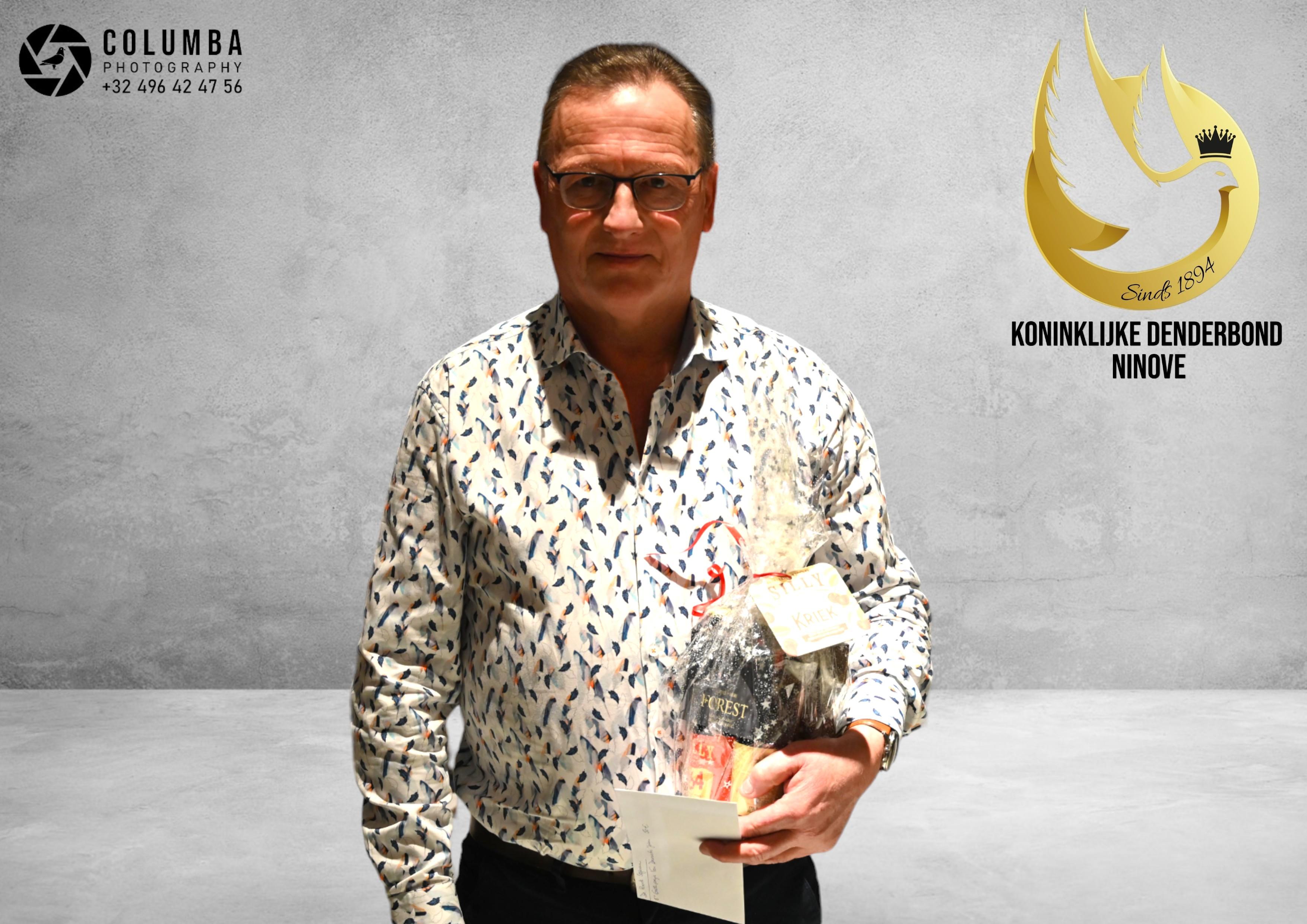 De Roock Stefaan ( Lennik) schenkt een	jonge duif 2026 op afspraak.