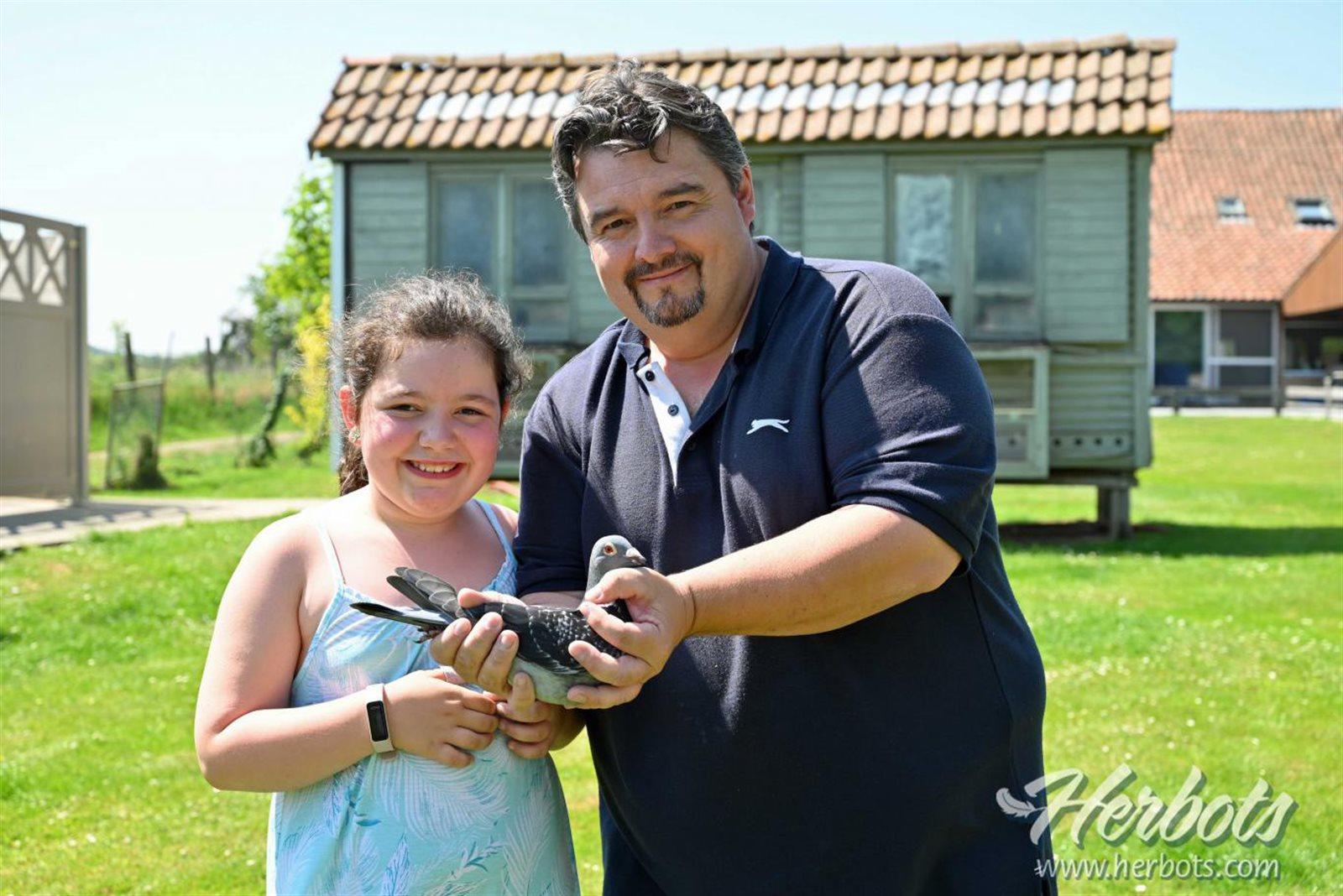Speliers Paulien	( Herne ) schenkt een jonge duif 2026 op afspraak.