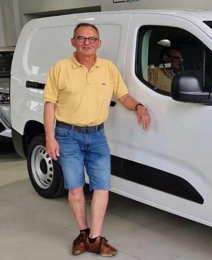 Van Huyghem Eddy (Viane)	schenkt een jonge duif 2026 op afspraak.