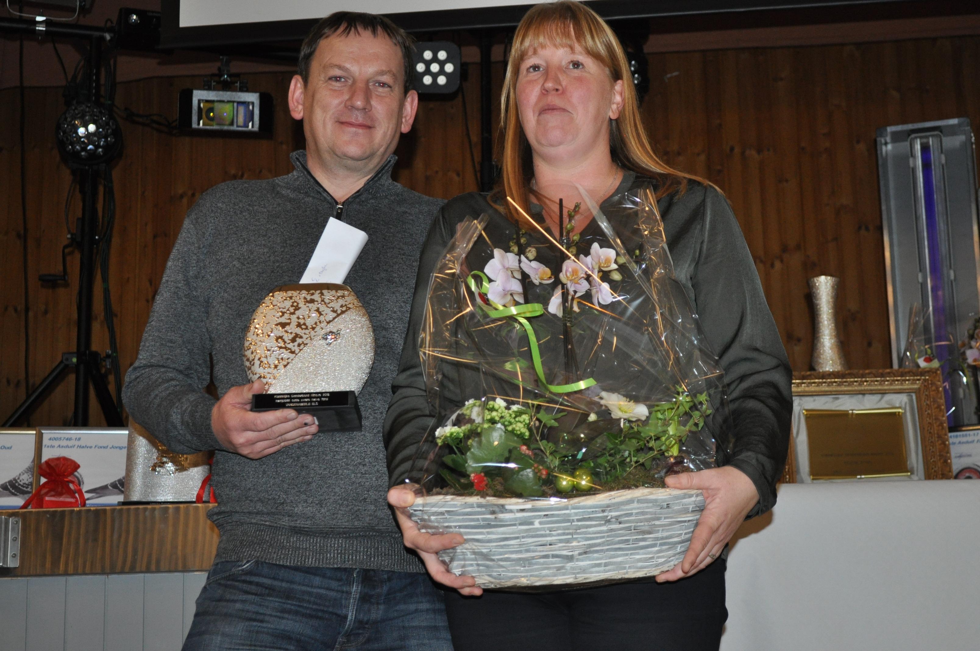 57- Vandenabeele Els (Neigem)schenkt een jonge duif 2026 op afspraak.