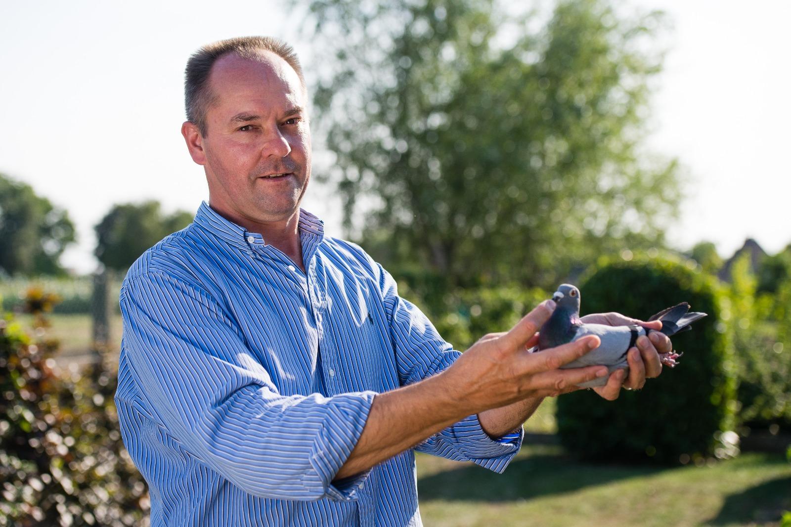 Debacker Chris: schenkt een jonge duif T.P/O.A