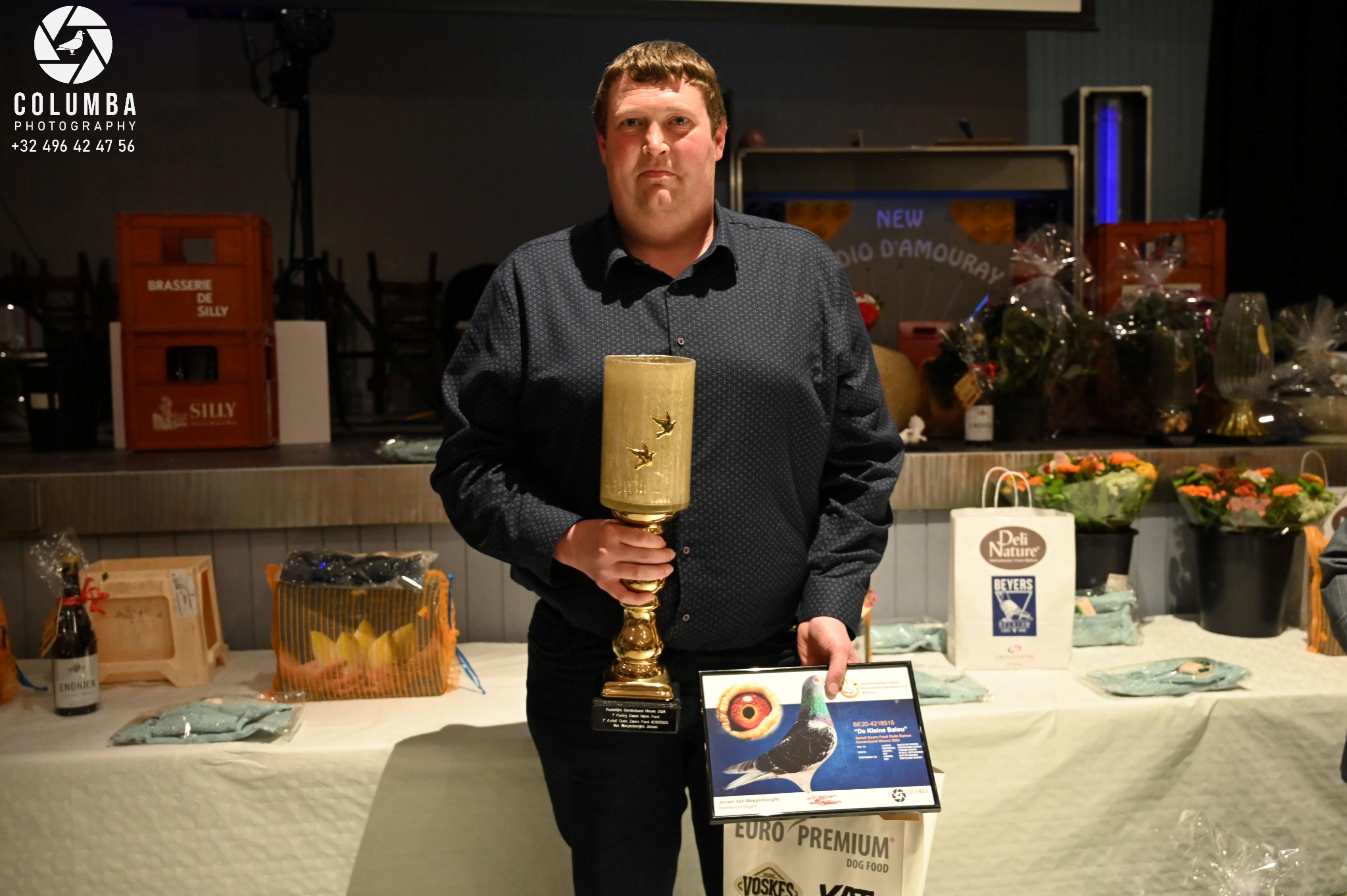 55- Van Waeyenberghe Jeroen (Hemelveerdegem) schenkt een jonge duif 2026 op afspraak.